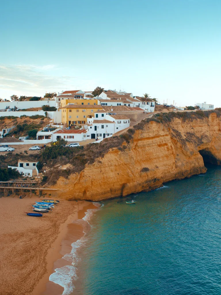 As casas e a praia de Carvoeiro entre as falésias