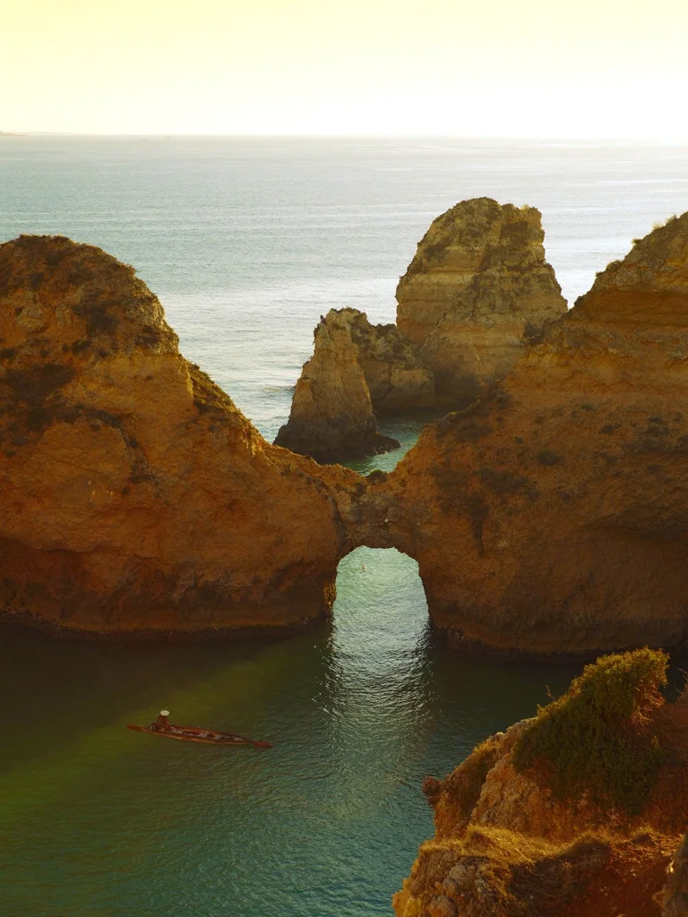 Rochedos e água turquesa na Ponta da Piedade, em Lagos