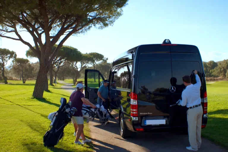 Motorista a descarregar sacos de golfe de uma Mercedes Sprinter preta num clube de golfe do Algarve