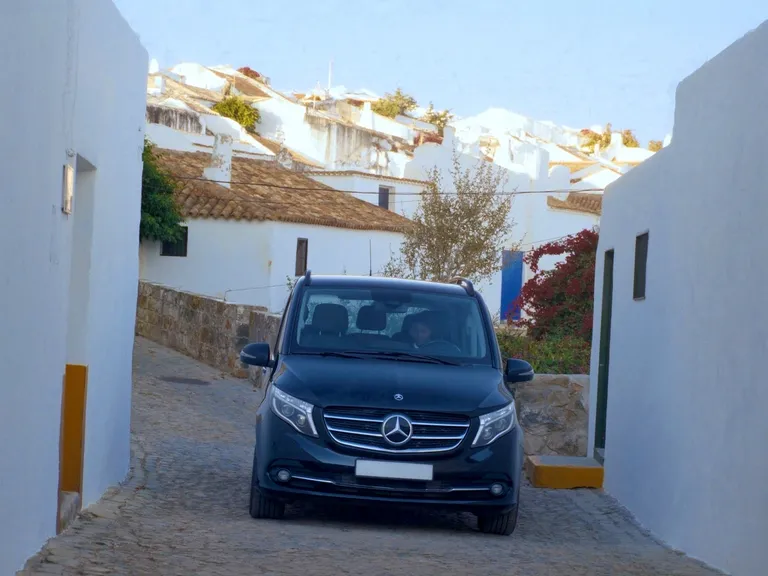 Mercedes V-Class preto numa rua caiada de uma aldeia do Algarve